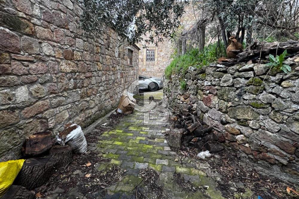 ÇANAKKALE AYVACIK KAYALAR KÖYÜNDE SATILIK KÖY EVİ VE ARSASI