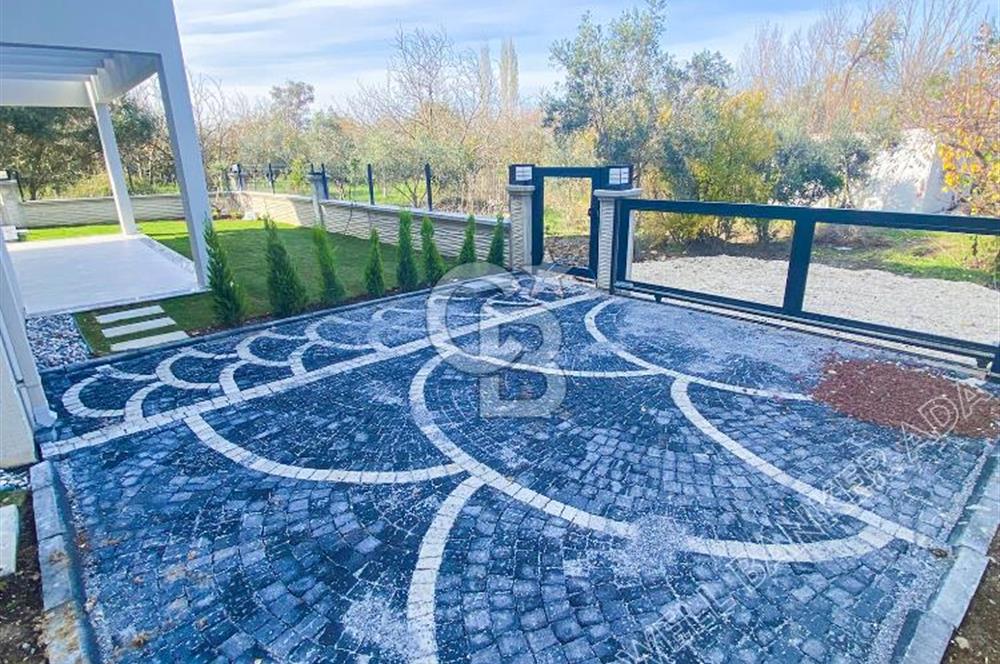 Kuşadası Güzelçamlıda Havuzlu Sitede Satılık 3+1 Villa