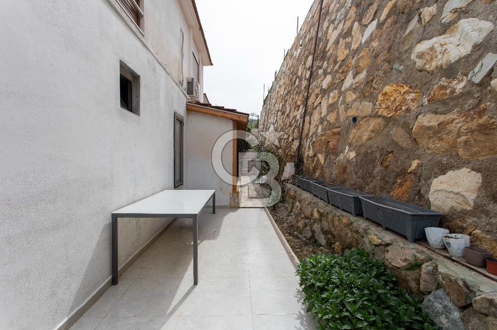 Yenifoça'da Satılık Müstakil Bahçeli 3+1 Villa