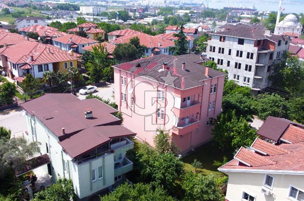 Başiskele Bahcecik Cadde Üzeri 3 katlı Müstakil Ev ve Arsasi