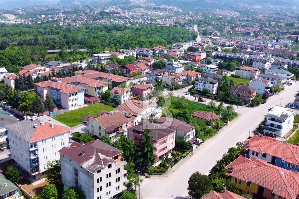 Başiskele Bahcecik Cadde Üzeri 3 katlı Müstakil Ev ve Arsasi