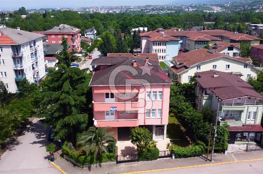 Başiskele Bahcecik Cadde Üzeri 3 katlı Müstakil Ev ve Arsasi