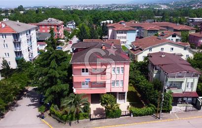 Başiskele Bahcecik Cadde Üzeri 3 katlı Müstakil Ev ve Arsasi