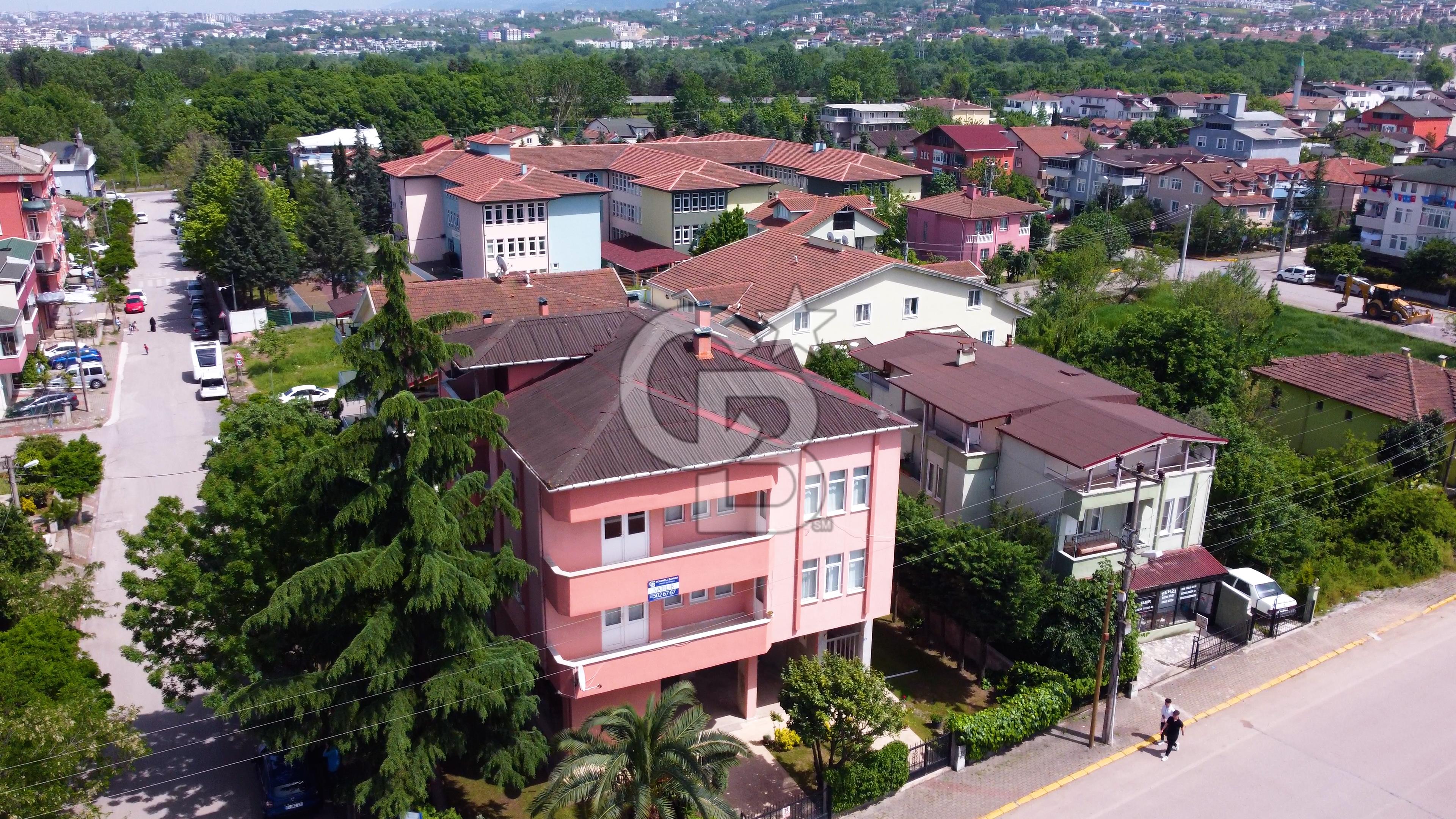 Başiskele Bahcecik Cadde Üzeri 3 katlı Müstakil Ev ve Arsasi