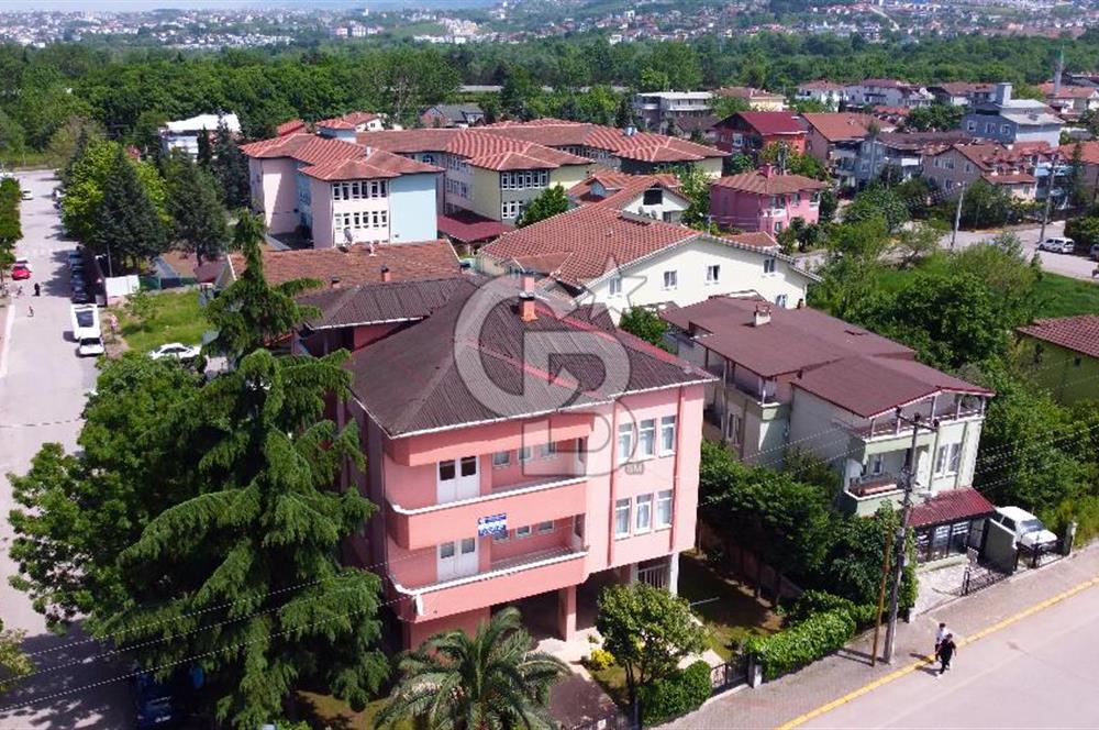 Başiskele Bahcecik Cadde Üzeri 3 katlı Müstakil Ev ve Arsasi