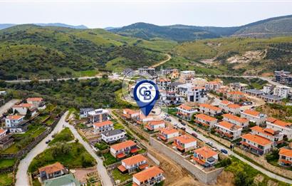 Yenifoça'da Satılık Müstakil Bahçeli 3+1 Villa