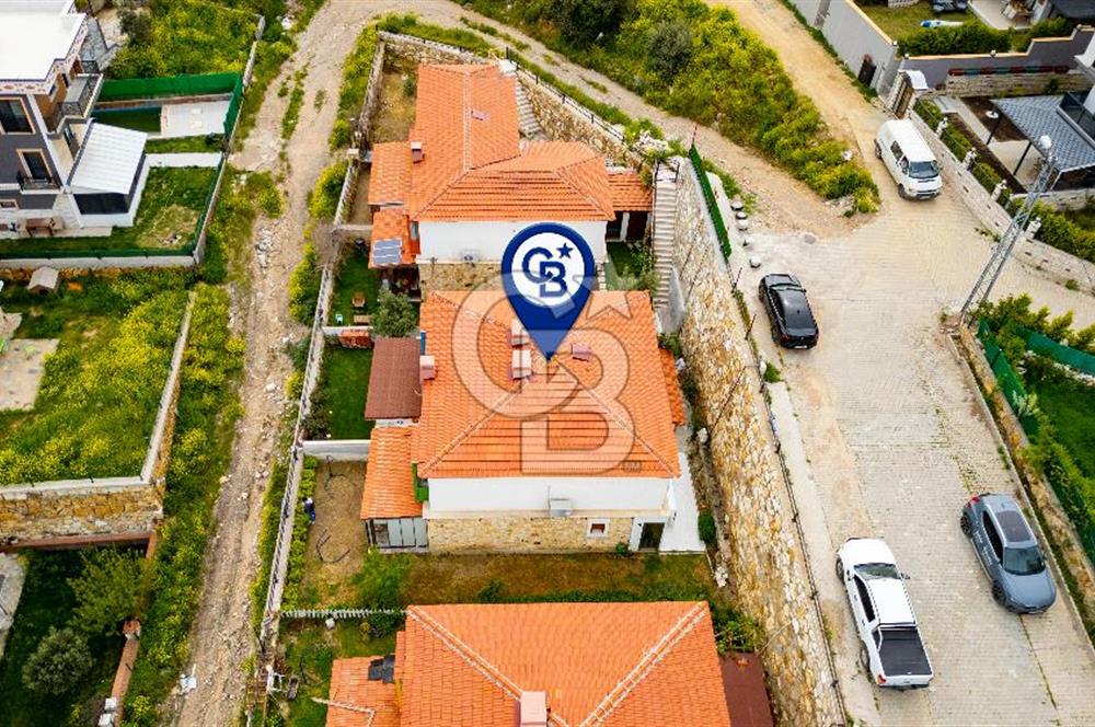 Yenifoça'da Satılık Müstakil Bahçeli 3+1 Villa