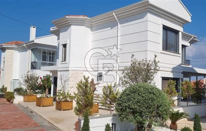 Ayvalık Cunda Adasında Full Deniz Manzaralı Satılık Lüks Villa