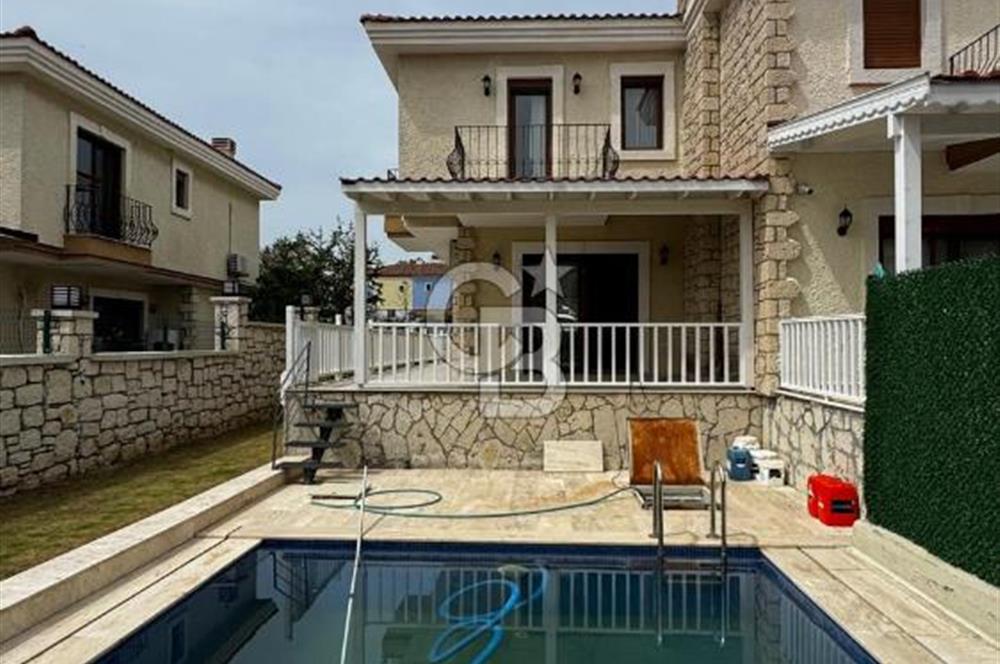 Alaçatı Merkezde Havuzlu Müstakil 3+1 Kiralık Villa