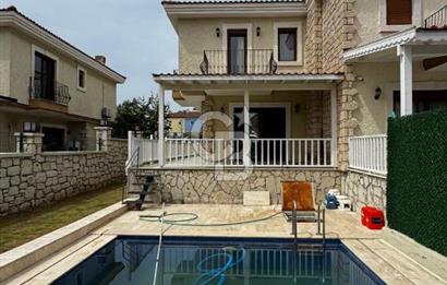 Alaçatı Merkezde Havuzlu Müstakil 3+1 Kiralık Villa