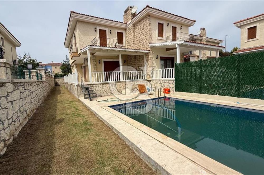 Alaçatı Merkezde Havuzlu Müstakil 3+1 Kiralık Villa