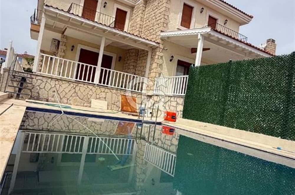 Alaçatı Merkezde Havuzlu Müstakil 3+1 Kiralık Villa