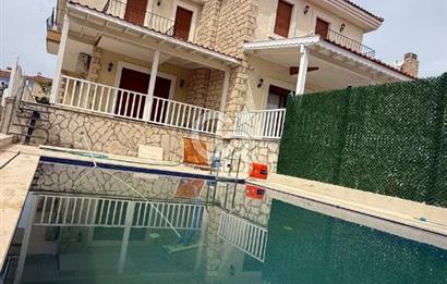 Alaçatı Merkezde Havuzlu Müstakil 3+1 Kiralık Villa