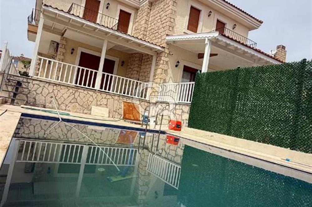 Alaçatı Merkezde Havuzlu Müstakil 3+1 Kiralık Villa