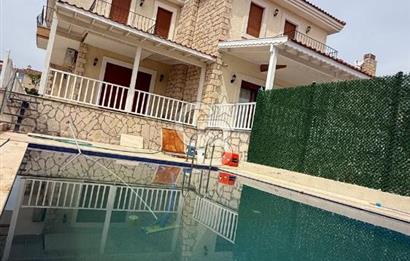 Alaçatı Merkezde Havuzlu Müstakil 3+1 Kiralık Villa