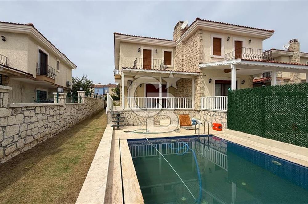 Alaçatı Merkezde Havuzlu Müstakil 3+1 Kiralık Villa