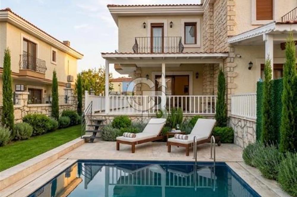Alaçatı Merkezde Havuzlu Müstakil 3+1 Kiralık Villa