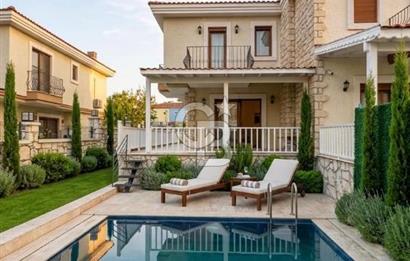 Alaçatı Merkezde Havuzlu Müstakil 3+1 Kiralık Villa