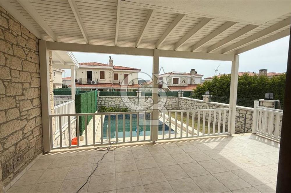 Alaçatı Merkezde Havuzlu Müstakil 3+1 Kiralık Villa