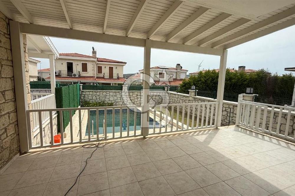 Alaçatı Merkezde Havuzlu Müstakil 3+1 Kiralık Villa
