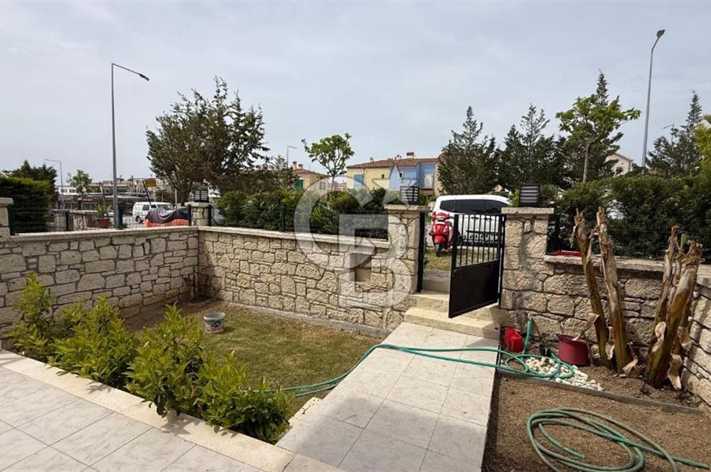 Alaçatı Merkezde Havuzlu Müstakil 3+1 Kiralık Villa