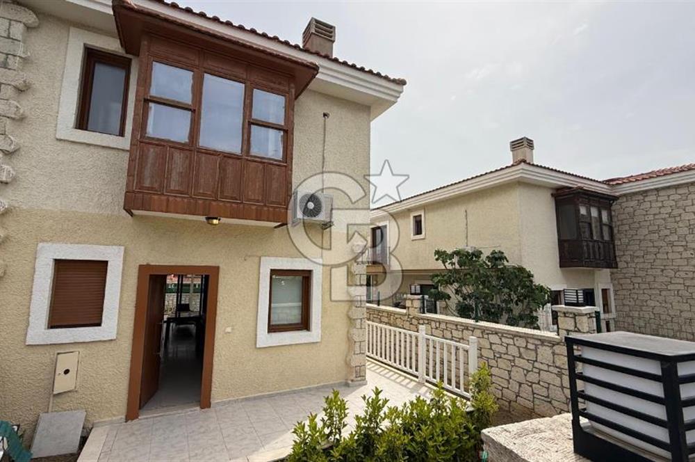 Alaçatı Merkezde Havuzlu Müstakil 3+1 Kiralık Villa