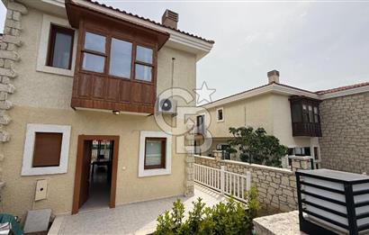 Alaçatı Merkezde Havuzlu Müstakil 3+1 Kiralık Villa