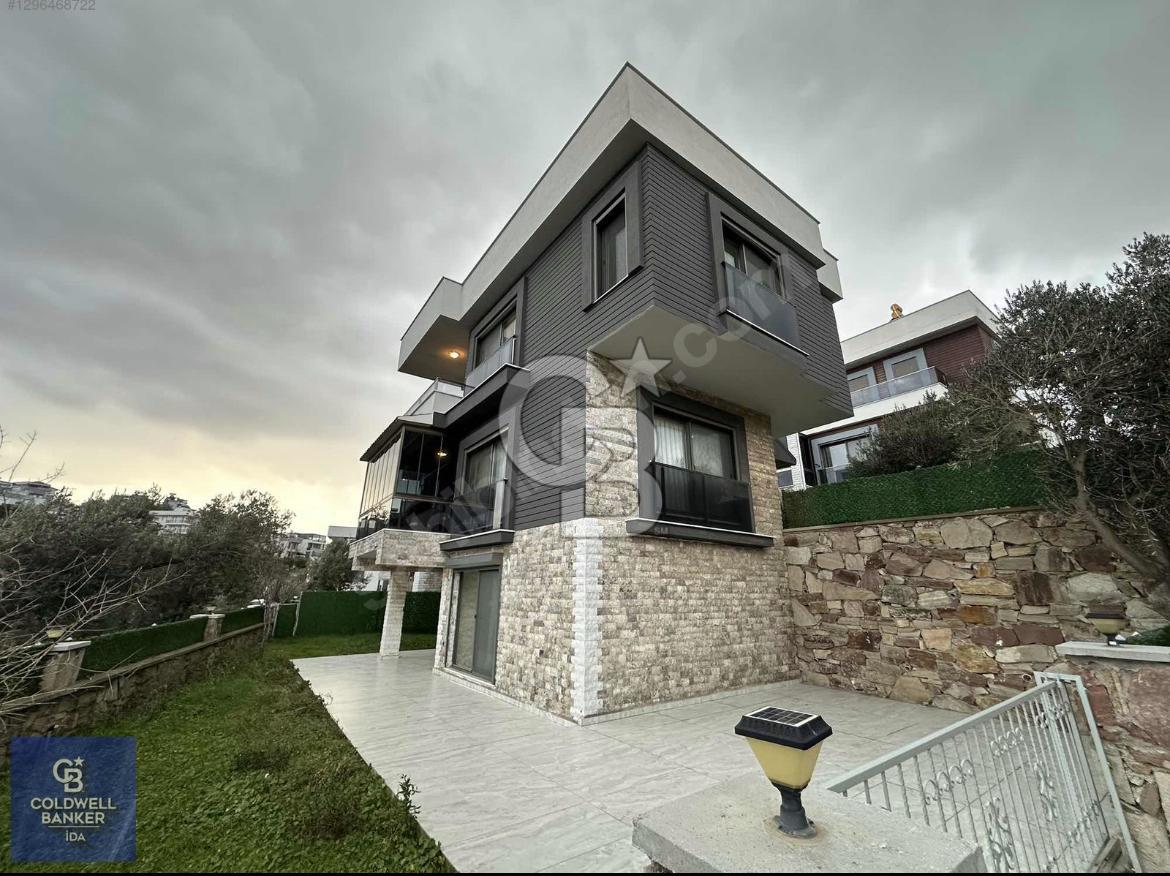 Pelitköy'de Kesintisiz Deniz Manzaralı Tam Müstakil Villa