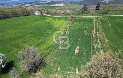 KIZILKEÇİLİDE ASFALT YOLA CEPHE DENİZ MANZARALI SATILIK TARLA