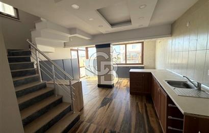 Marmara Ereğlisi Satık Havuzlu Deniz Manzaralı 3 Katlı Villa