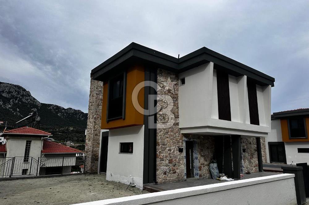 Karaburun Saip'te Satılık 3+1 Lüks Tripleks Villa
