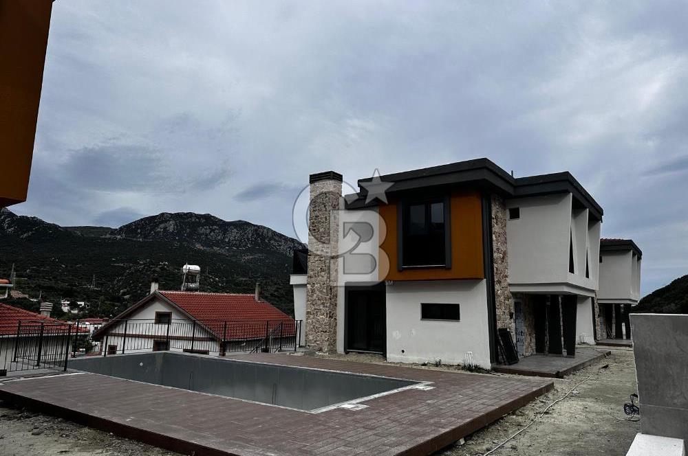 Karaburun Saip'te Satılık 3+1 Lüks Tripleks Villa