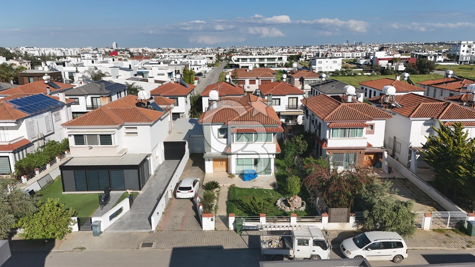 Yenikent Bölgesinde Satılık 3+1 Türk Koçanlı Villa !!!
