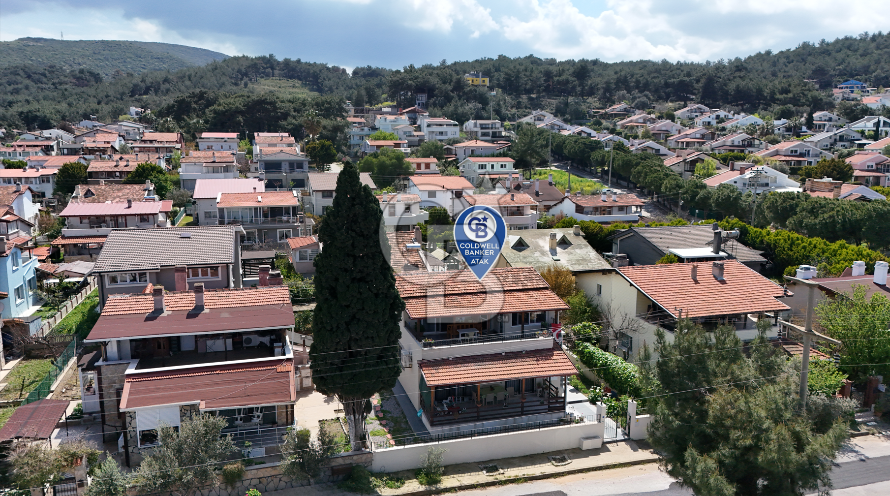 Urla Şirinkent'te Öztuncer Sitesinde Satılık 5+2 Villa