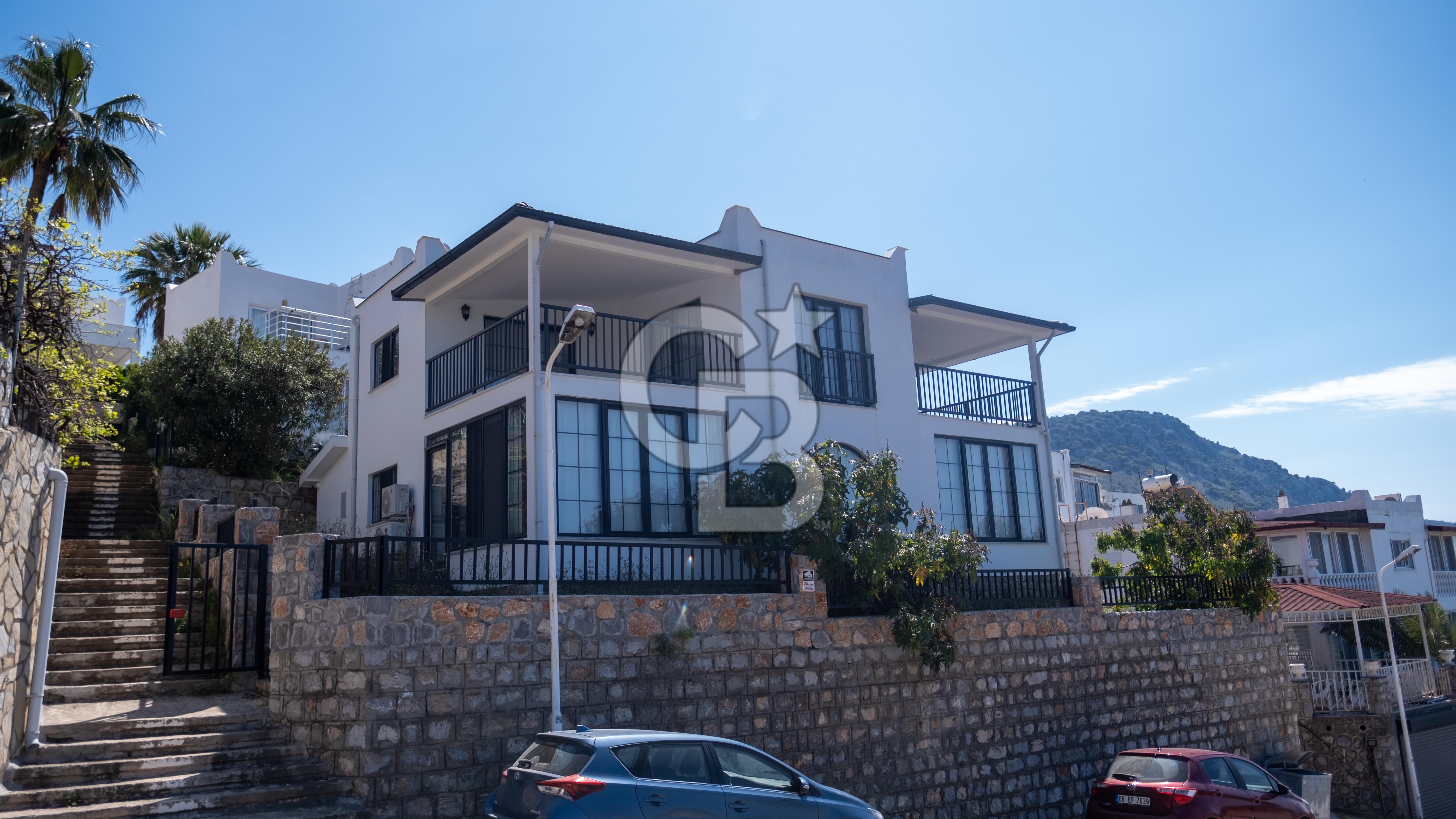 DALAMAN ESKADA DENİZ VE GÖL MANZARALI SATILIK LÜKS VİLLA