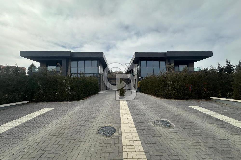 İNCEK'TE ÖZENLE TASARLANMIŞ 2.000 M2 ARSA ÜZERİNDE 2 ADET VİLLA