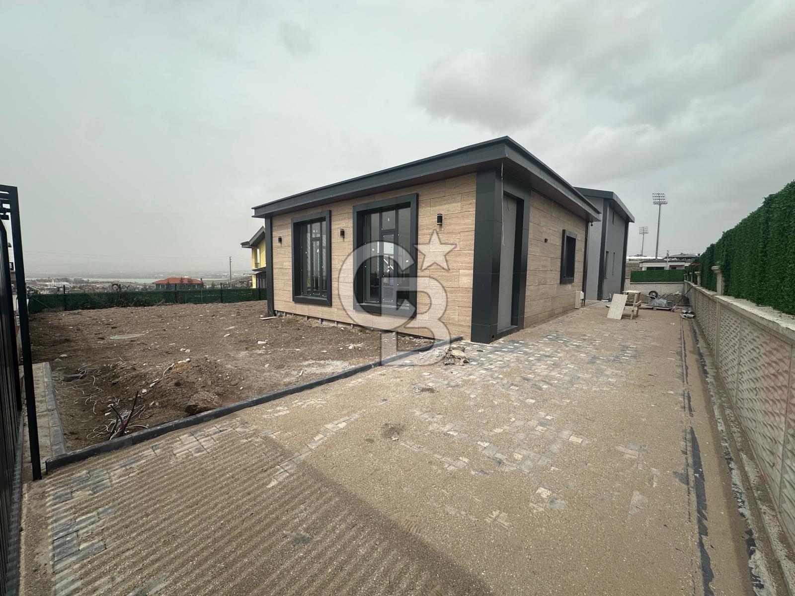 GÖLBAŞI BAHÇELİEVLERDE GÖL MANZARALI 5+1 FULL YAPILI SIFIR VİLLA