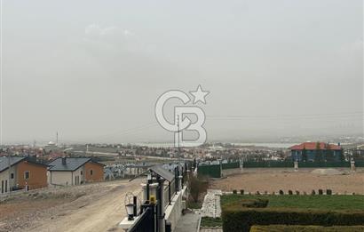 GÖLBAŞI BAHÇELİEVLERDE GÖL MANZARALI 5+1 FULL YAPILI SIFIR VİLLA