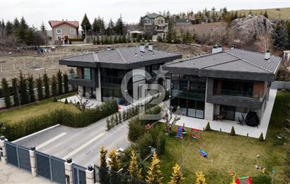 İNCEK'TE ÖZENLE TASARLANMIŞ 2.000 M2 ARSA ÜZERİNDE 2 ADET VİLLA