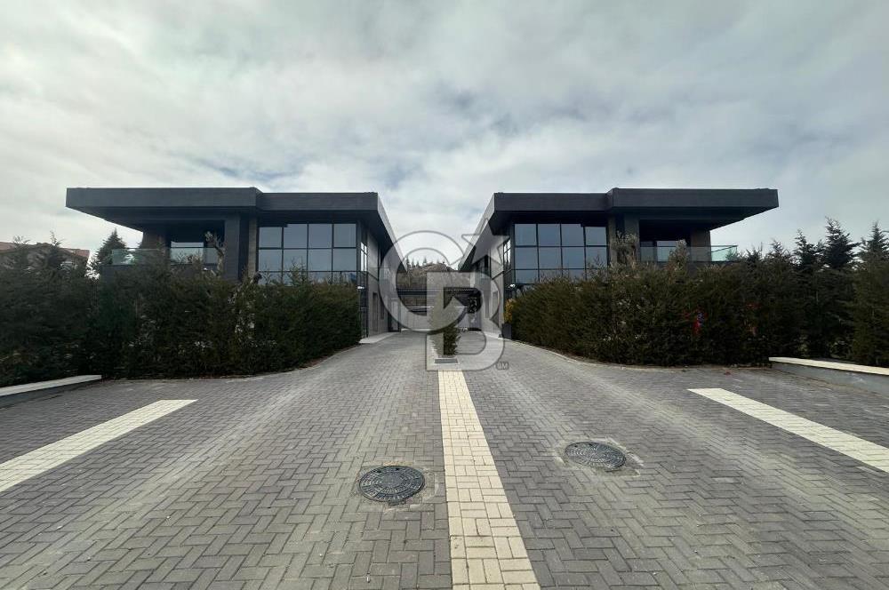 İNCEK'TE ÖZENLE TASARLANMIŞ 2.000 M2 ARSA ÜZERİNDE 2 ADET VİLLA