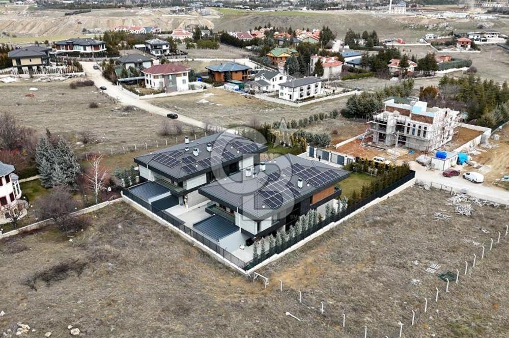 İNCEK'TE ÖZENLE TASARLANMIŞ 2.000 M2 ARSA ÜZERİNDE 2 ADET VİLLA