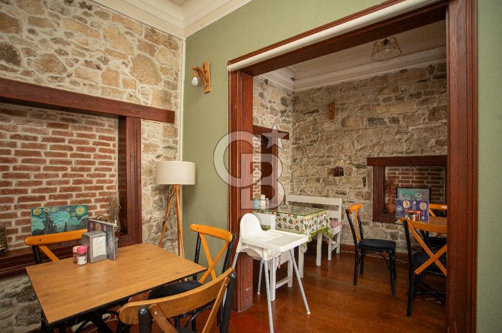 ​Eski Foça Merkezi Konumda Satılık Taş Bina