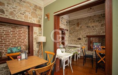 ​Eski Foça Merkezi Konumda Satılık Taş Bina