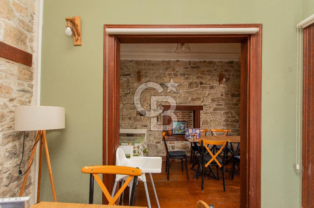 ​Eski Foça Merkezi Konumda Satılık Taş Bina