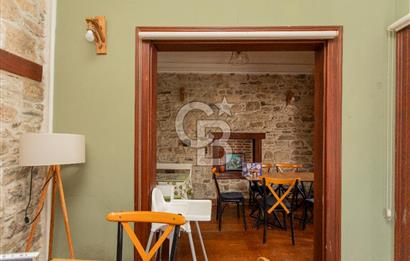 ​Eski Foça Merkezi Konumda Satılık Taş Bina