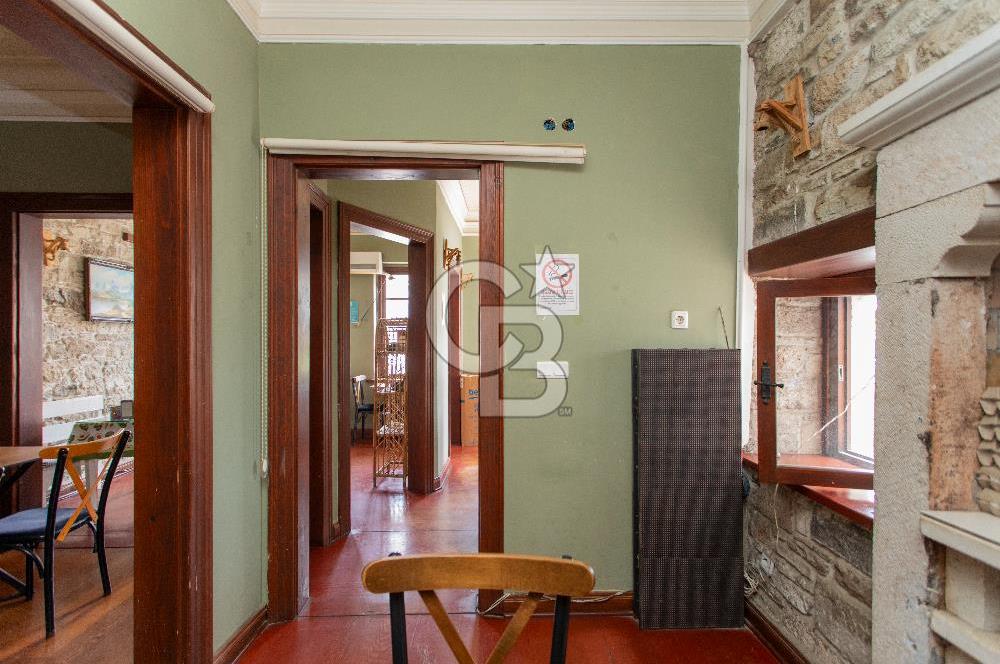 ​Eski Foça Merkezi Konumda Satılık Taş Bina