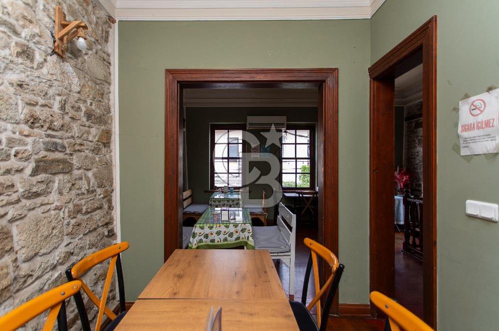 ​Eski Foça Merkezi Konumda Satılık Taş Bina