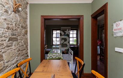 ​Eski Foça Merkezi Konumda Satılık Taş Bina