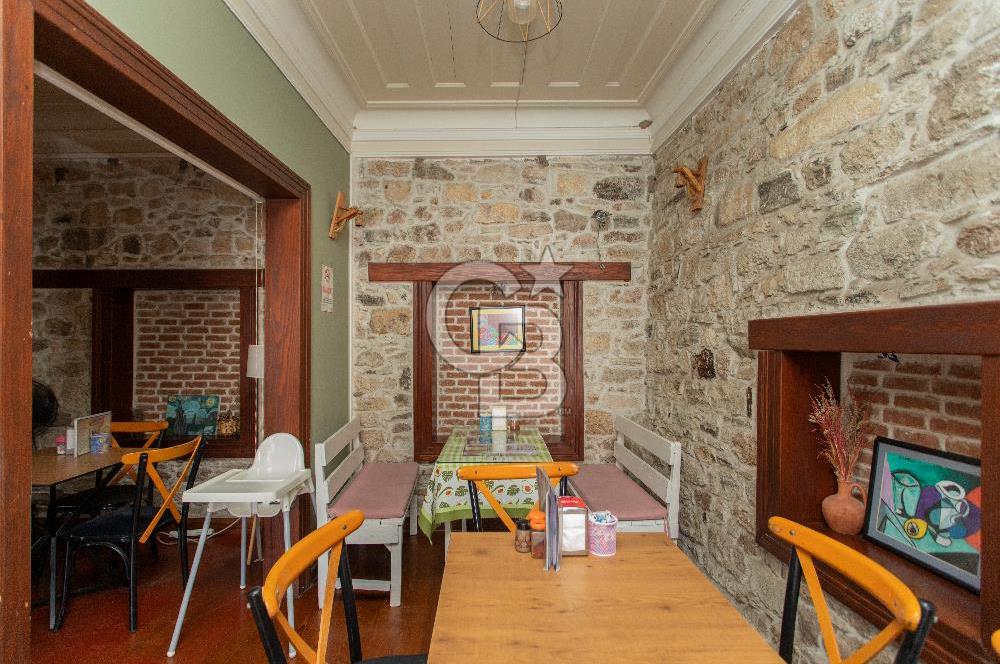 ​Eski Foça Merkezi Konumda Satılık Taş Bina