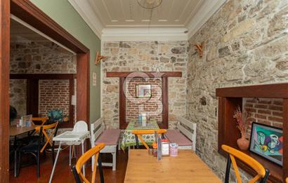 ​Eski Foça Merkezi Konumda Satılık Taş Bina